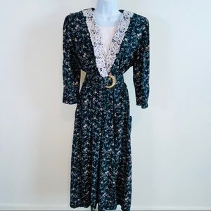 Vintage 1970s Floral Belted Pilgrim Dress by SL Fashions Size 16 Made in the USA